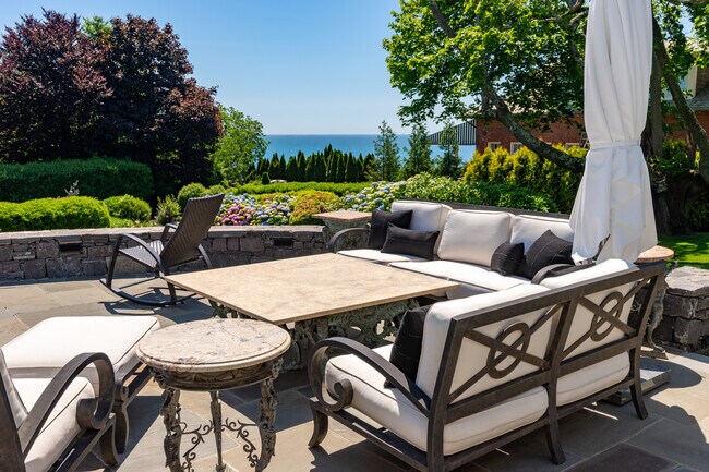 Building Photo - 3 Barclay Sq