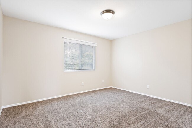 Building Photo - 3 Bedroom/2.5 Bath Bluffs of Lookout Canyon Subdivision