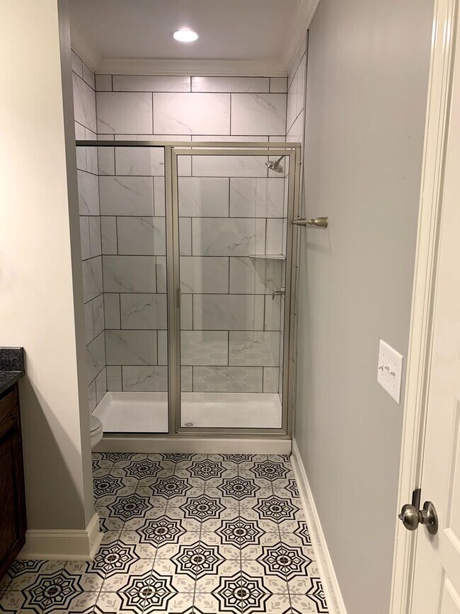 Building Photo - Convenient 3BR/2BA Townhome with Garage & Lawn Care Included