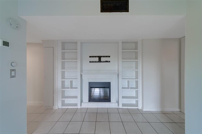 Building Photo - 890 N Village Dr
