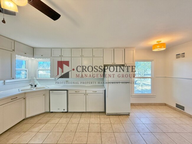 Building Photo - Charming 3 Bedroom, 2 Bathroom Home!