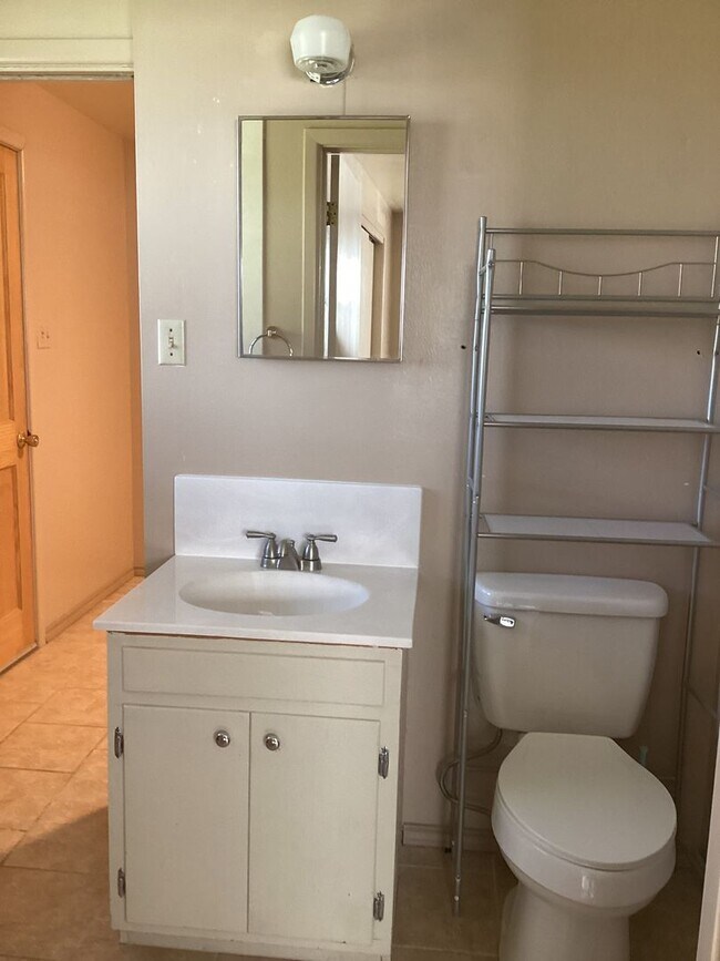 Building Photo - Country living close to town in Portales!