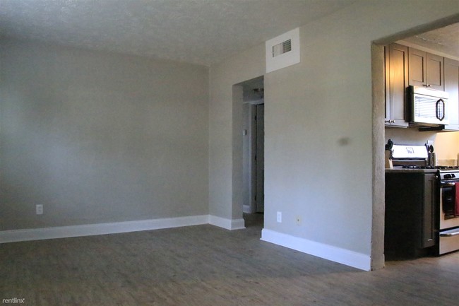 Building Photo - 400 Summit Dr