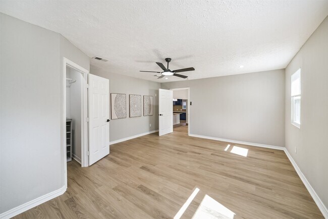 Building Photo - 10826 Thorncliff Dr