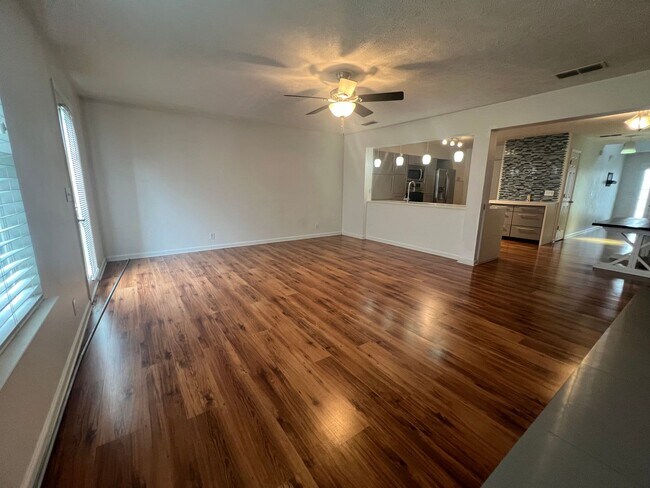 Building Photo - CONVIENT... TOWNHOME 2 BEDROOM 2.5 BATH
