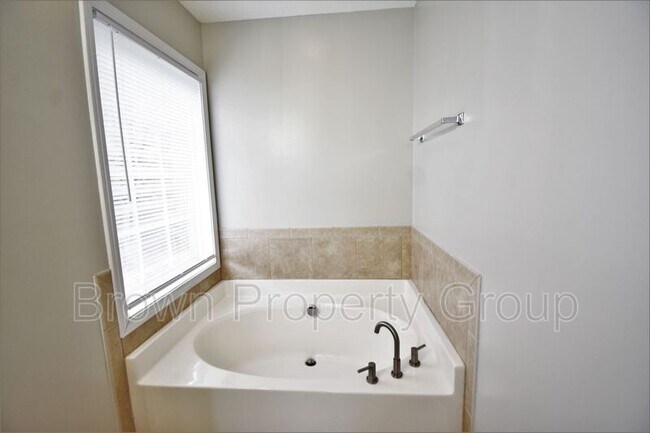 Building Photo - 141 Pender Rd