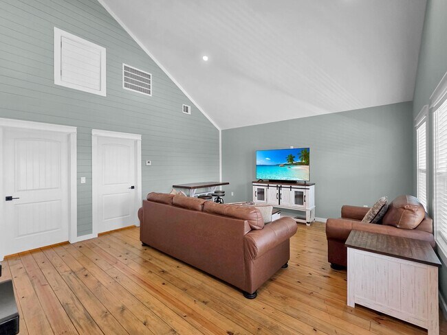 Building Photo - 1032 Sunset Cir
