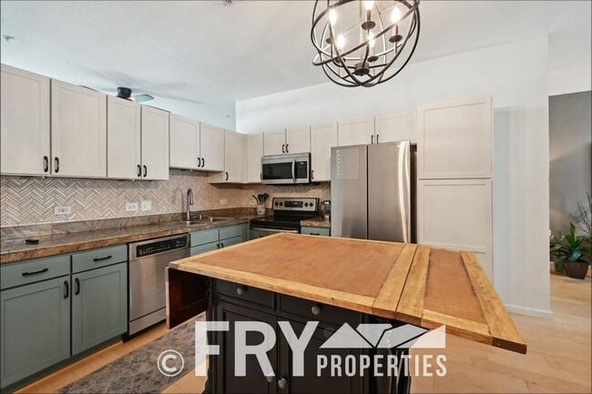 Building Photo - Spacious 1 bedroom Main Floor Condo in RiNo
