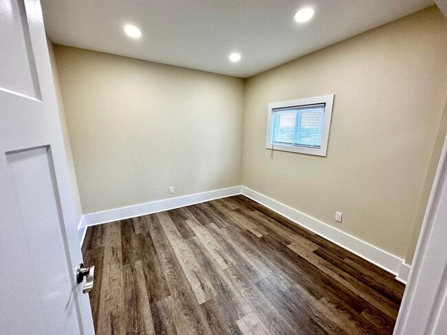 Building Photo - 933 - 320/322 Boggs Avenue