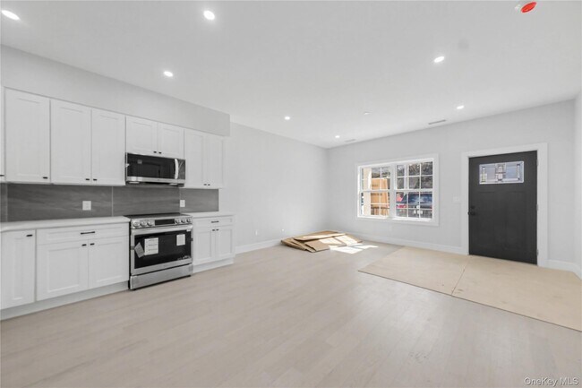 Building Photo - 10 Market St