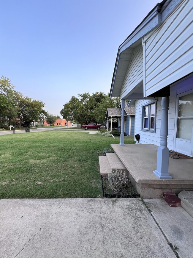 Building Photo - 420 N Stewart Ave