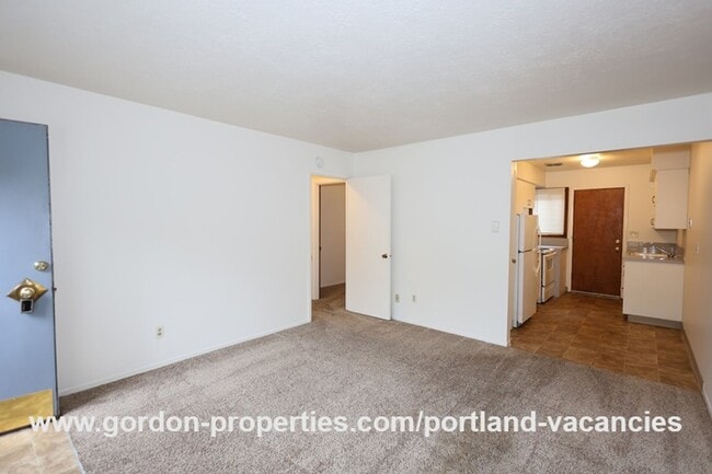 Building Photo - N Denver Ave - 1 bedroom apartment just of...