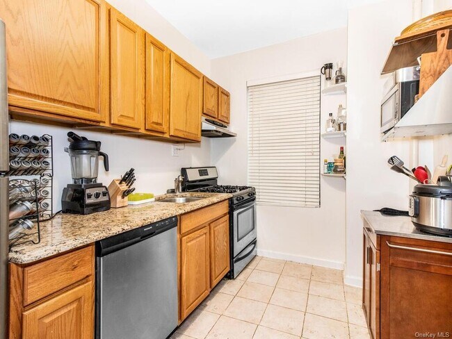Building Photo - 860 W 181st St