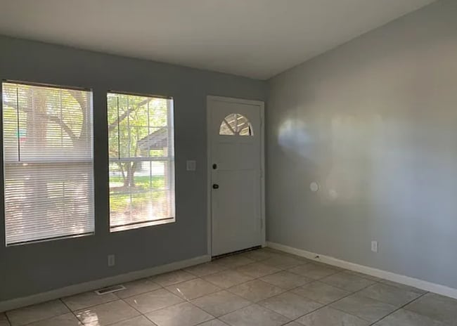Building Photo - Available for showing now. Well maintained 3 bedroom/1 bathroom in a lovely established neighborh...