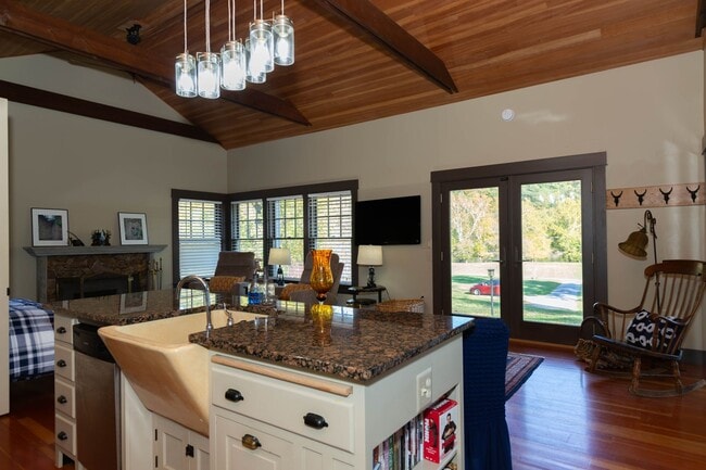 Building Photo - 1 bed, 1 bath River View Cottage in Charle...