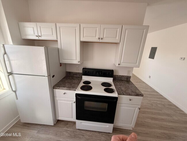 Building Photo - 8 Gardiner St