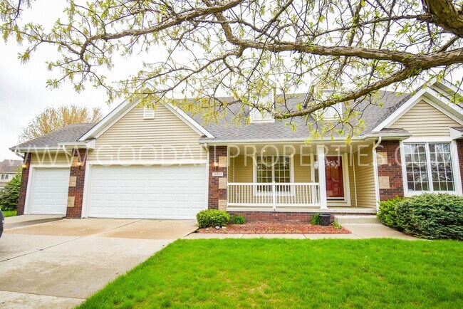 Building Photo - 4 Bedroom 2.5 Bathroom home in Urbandale