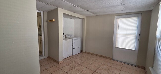 Building Photo - 2/1 Home in suberb location, pet friendly!