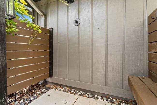 Building Photo - 10911 Victoria Arbor Way