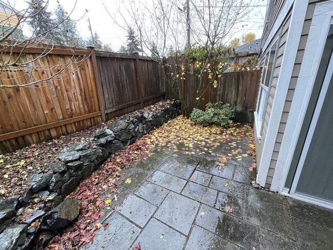 Building Photo - Wedgwood Townhome