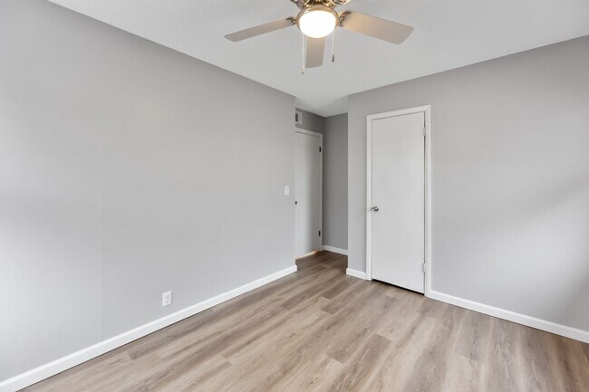 Building Photo - Move in ready - 2 Bed 1 Bath In Quiet Neig...