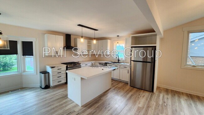 Building Photo - 7749 Lyman Ave