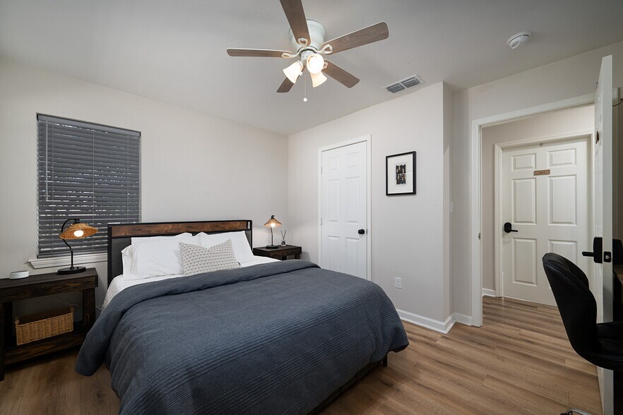 Building Photo - 1528 E Devine St