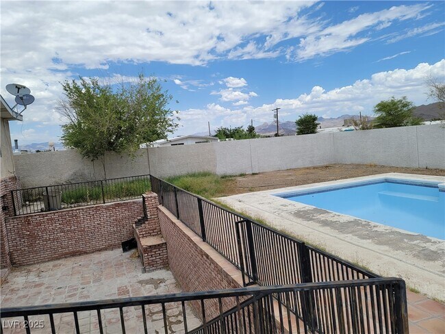 Building Photo - 664 Sky Rd