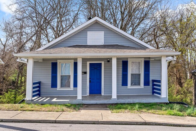 Building Photo - 2 Bedroom Pet Friendly Home For Rent Near APSU!