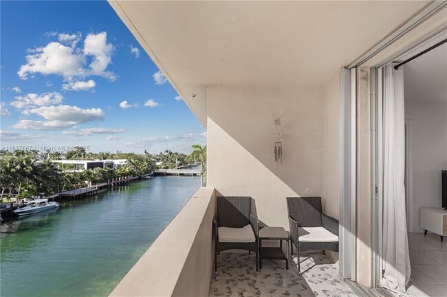 Building Photo - 9440 W Bay Harbor Dr