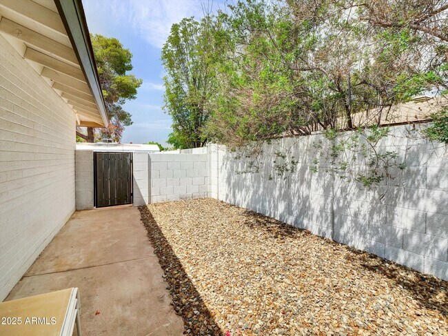 Building Photo - 3118 S Evergreen Rd