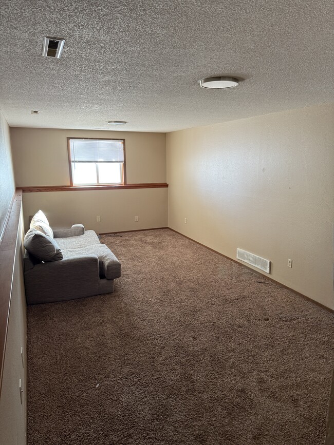 Building Photo - 1014 Castlewood Dr