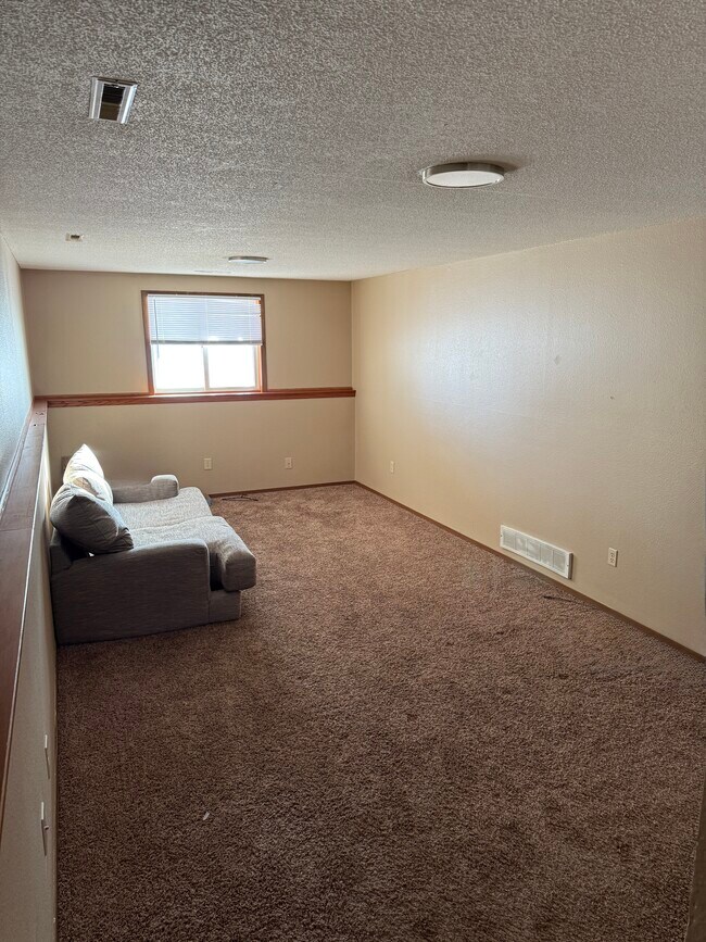 Building Photo - 1020 Castlewood Dr