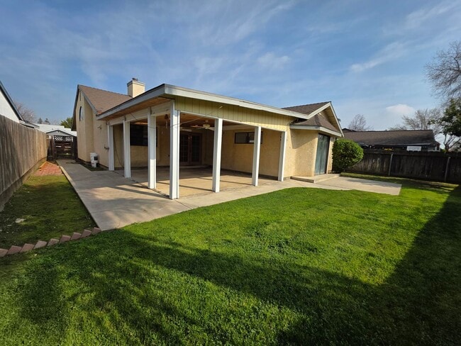 Building Photo - ***New Listing*** 3 Bedroom 2 Bath home in SW Visalia!!! Yard Care Included!