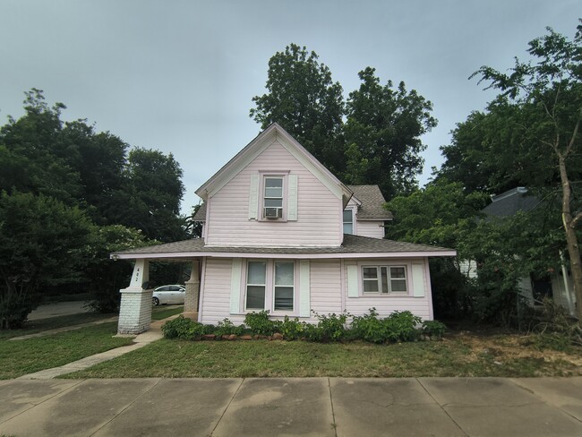 Building Photo - 402 E Warner Ave
