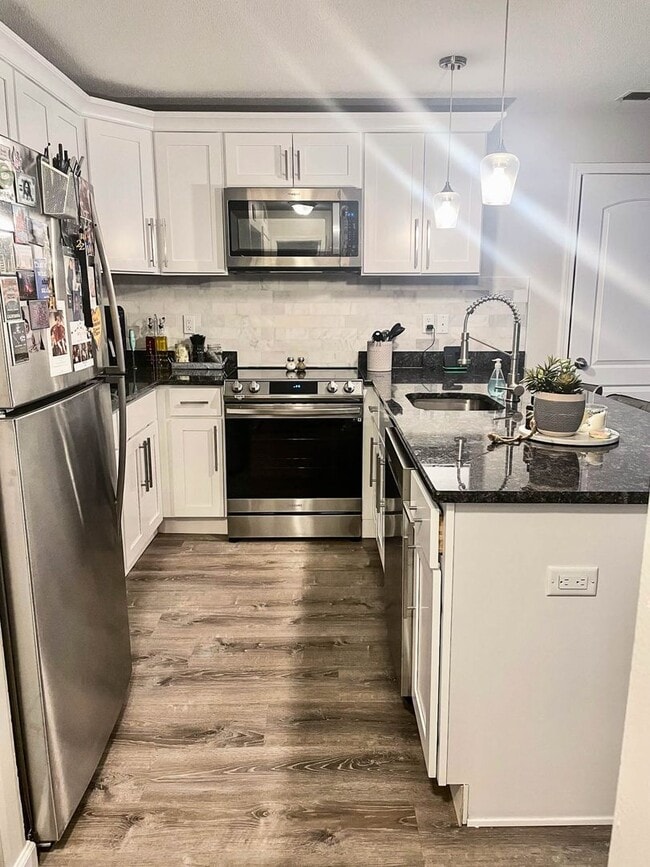 Building Photo - 1 Bed Condo w/ Laundry and Parking