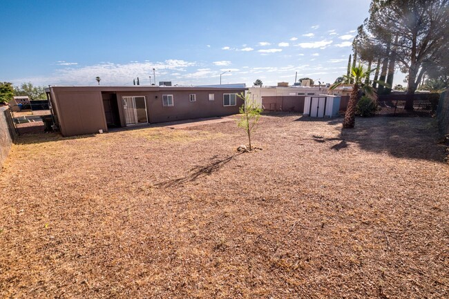 Building Photo - Charming Property Features 3 Bedrooms, 2 B...