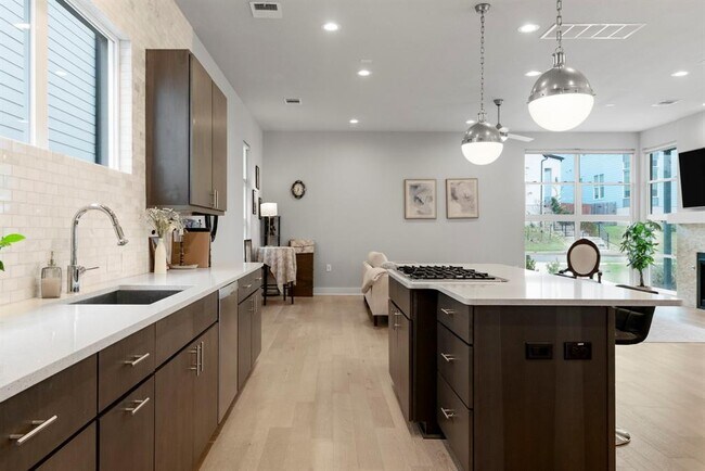 Building Photo - 6008 Florencia Ln