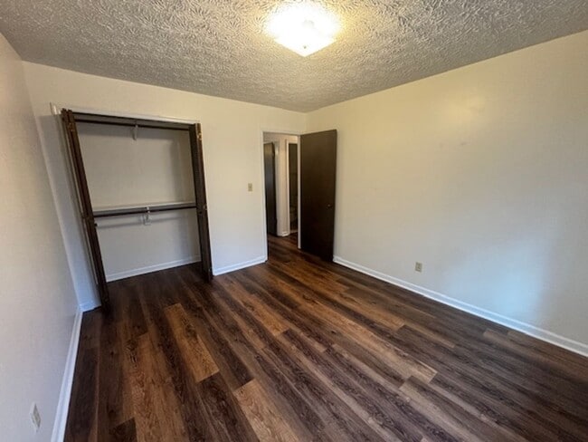 Building Photo - 105 N Lake Dr