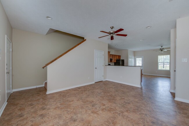 Building Photo - 3 Bed + 3 Bath - Spacious Townhome