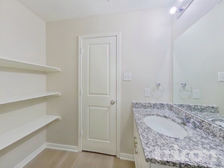 Building Photo - 10122 Cerritos dr