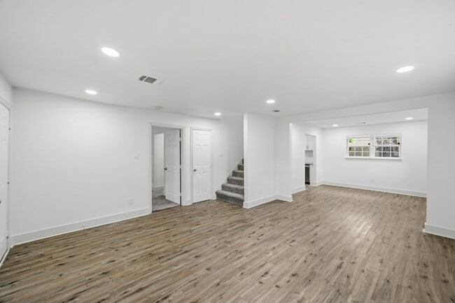 Building Photo - 1501 Maiden Ln