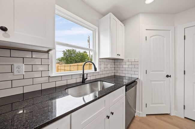 Building Photo - Legacy Homes – Brand New Texas Townhome for Rent!