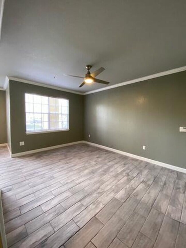 Building Photo - Reduced! Charming 1-Bedroom 1-Bath! - MetroWest