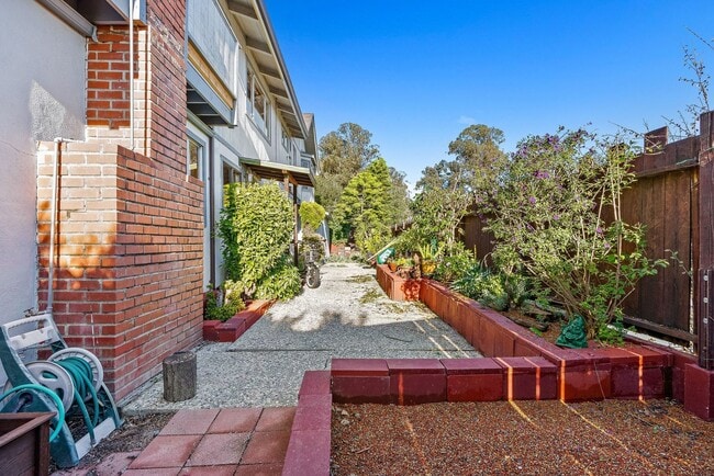 Building Photo - Cozy 2BR/2BA Duplex | Fireplace, Patio