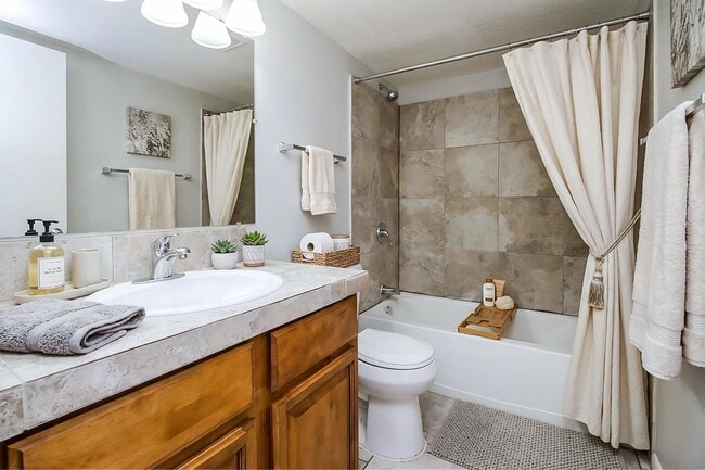 Building Photo - 208 S Doran