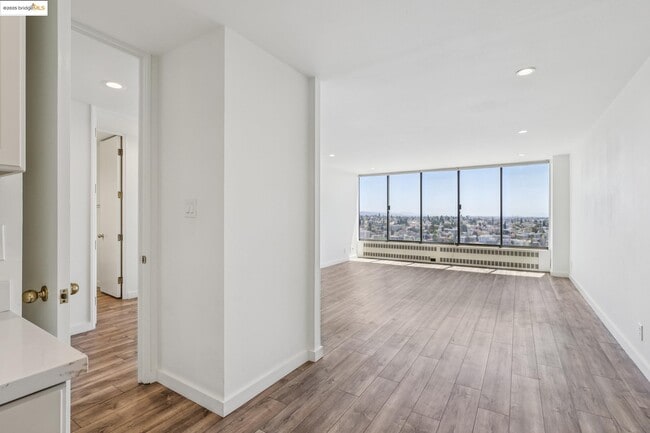 Building Photo - 565 Bellevue Ave