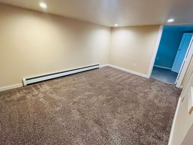 Building Photo - 4 bedroom 2 bathroom house (2 bedrooms non...
