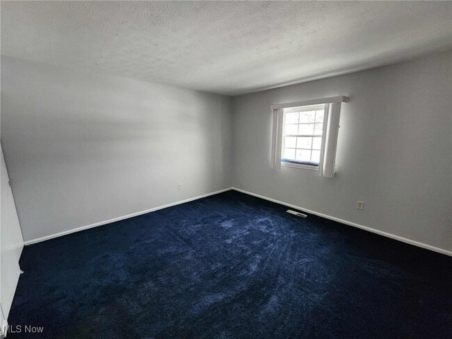 Building Photo - 6960 Carriage Hill Dr