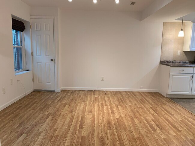 Building Photo - 2-24 Grand St